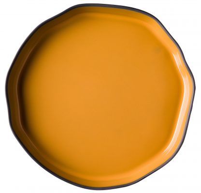 Prato raso Origem preto fosco, verniz amarelo.